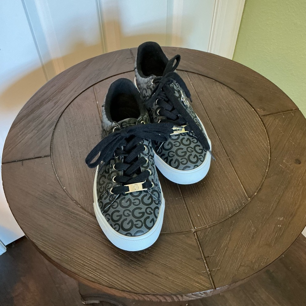 EUC GBG Los Angeles Black Sneakers With Charms 7.5M